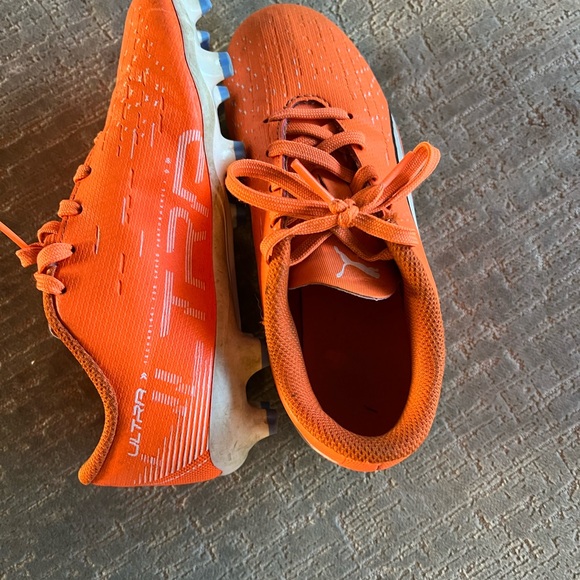 Puma Soccer Cleats - Picture 2 of 4